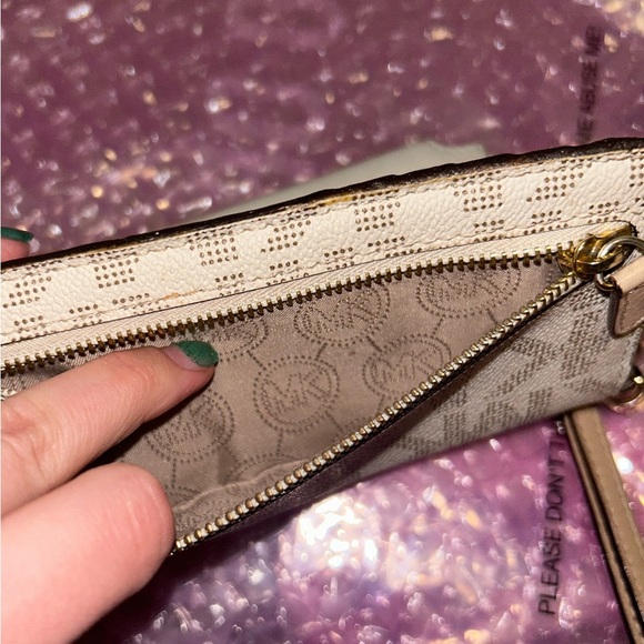 MICHAEL KORS MONOGRAM BEIGE WALLET - Picture 9 of 15